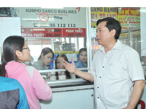 City Party Secretary Dinh La Thang talks to a passenger buying Tet ticket at Mien Tay Coach Station on January 15 (Photo: SGGP)